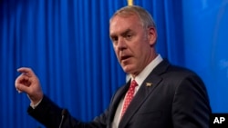 Mendagri AS Ryan Zinke berbicara mengenai kebijakan energi pemerintahan Trump dalam sebuah acara di Washington DC. 