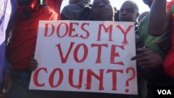 Des militants de la Coalition des défenseurs des droits humains protestent contre les résultats de l'élection présidentielle annulée au Malawi en mai dernier, dans cette photo d'archives non datée. (Lameck Masina / VOA)