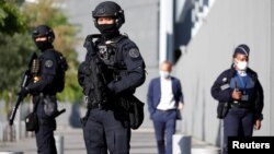 Des policiers sécurisent une entrée au palais de justice à l'ouverture du procès des attentats de janvier 2015 contre l'hebdomadaire satirique Charlie Hebdo, à Paris, France, le 2 septembre 2020. (Photo Reuters)