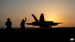 په سره سمندرګي کې د امریکا د ایزنهاور پوځي بیړۍ کې یوه جیټ الوتکه د ښکته کېډو پر مهال (عکس: ارشیف)