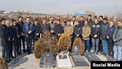 Təbrizdə bir qrup milli fəal Əziz Purvəlinin məzarını ziyarət edib (Foto: Təbriz Səsi Telegram kanalı)