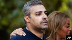 Jurnalis al-Jazeera asal Kanada, Mohamed Fahmy saat dibebaskan dari penjara Torah di Kairo (foto: dok). Mesir membebaskan satu lagi jurnalis Al-Jazeera, Mahmoud Hussein .