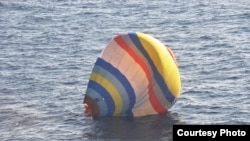 中国男子徐帅军试图借以登陆有争议岛屿的热气球。(日本第11管区海上保安总部 提供)