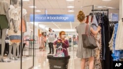 미국 플로리다주 마이애미 시내 백화점 이용객이 어린이와 함께 옷을 고르고 있다. (자료사진)