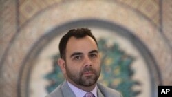 Peneliti Human Rights Watch Omar Shakir berpose untuk sebuah foto saat wawancara di Yerusalem, Minggu, 24 November 2019. (Foto: AP)