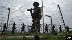 Pasukan penjaga perbatasan India melakukan patroli di perbatasan India-Pakistan di Kanachak, sekitar 15 kilometer dari Jammu (foto: dok). India dan Pakistan saling tuduh dalam insiden di perbatasan Kashmir.