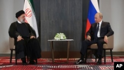 에브라힘 라이시(왼쪽) 이란 대통령과 블라디미르 푸틴 러시아 대통령이 지난해 9월 우즈베키스탄 사마르칸트 상하이협력기구(SCO) 정상회의 현장에서 회동하고 있다.