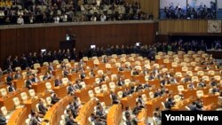 한국 국회의원들이 본회의장에서 줄지어 표결 대기하고 있다. (자료사진)