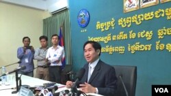 រូបឯកសារ៖ លោក​ហង្ស​ ពុទ្ធា​ អ្នកនាំពាក្យ​គ.ជ.ប​ ថ្លែងបកស្រាយចម្ងល់​នានា​របស់​អ្នកកាសែត​ អំពីបរិយាកាស​នៃការបោះឆ្នោត​ និងការ​ប្រព្រឹត្ត​ទៅនៃការបោះឆ្នោត​ ក្នុងសន្និសីទព័ត៌មាន​ធ្វើឡើង​កាលពីថ្ងៃ​ទី​១៧ ខែឧសភា​ ឆ្នាំ​២០១៨​ នៅគ.ជ.ប​ ក្រុង​ភ្នំពេញ។​ (ហ៊ុល រស្មី​/​VOA) 