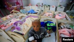 Anak-anak tentara kelompok militan ISIS di sebuah rumah sakit di Hasaka, timur laut Suriah, 6 April 2019.