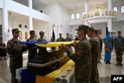 Kiyevdagi cherkovda Rossiya bilan ursuhda o'lgan askarning dafn marosimi, 29-avgust, 2023