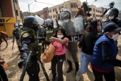 A street vendor argues with a policeman during an operation to evict a group of street vendors who came out to sell their products, ignoring lockdown measures to curb the spread of the new coronavirus, in Lima, Peru, June 16, 2020.