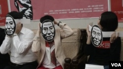 台湾人权团体为六四纪念晚会准备的刘晓波面具 (资料照片)