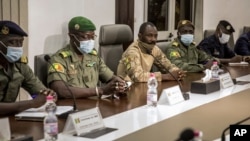 Le chef de l'État malien Assimi Goïta (au centre), avec les autres membres du CNSP, la junte malienne.