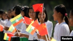 缅甸内比都机场外，缅甸学生手持缅甸和中国国旗，准备迎接中国国家主席习近平（2020年1月17日）。