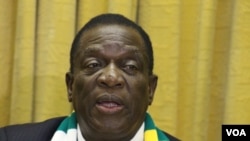 Emmerson Mnangagwa, parle de la découverte de réserves d'énergie le long de la frontière avec le Mozambique, lors d'un point de presse à Harare le 1er novembre 2018. (C. Mavhunga / VOA)