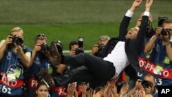 L'entraîneur du Real Madrid Zinedine Zidane jeté en l'air par ses joueurs célébrant la victoire de la finale de Champions League entre le Real Madrid et l'Atletico Madrid au stade San Siro à Milan, Italie, 28 mai 2016. 