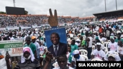 Une pancarte représentant l'ancien président ivoirien Laurent Gbagbo lors d'une réunion contre la candidature à la réélection du président sortant le 10 octobre 2020.