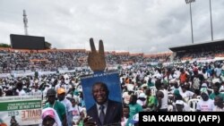 Une affiche de l'ancien président Laurent Gbagbo est exposée lors d'un rassemblement de l'unité de l'opposition ivoirienne au stade d'Abidjan, en Côte d'Ivoire, le 10 octobre 2020.