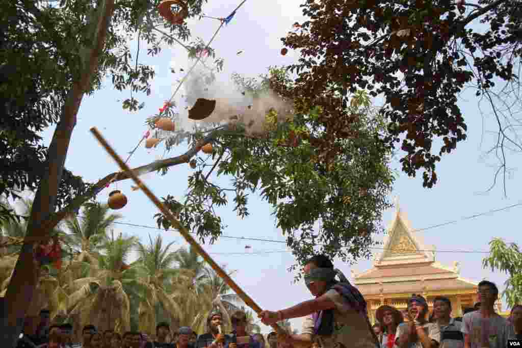 យុវជនខ្មែរមួយករូបលេងល្បែងវាយក្អមក្នុងពិធីមួយដើម្បីប្រារព្ធចូលឆ្នាំខ្មែរនៅវត្តជ្រោយអំពិលខ័ណ្ឌច្បារអំពៅរាជធានីភ្នំពេញកាលពីថ្ងៃសៅរ៍ទី០៩ខែមេសានេះ។ ប្រជាជនខ្មែរប្រារព្ធពិធីបុណ្យចូលឆ្នាំខ្មែរចាប់ពី ថ្ងៃទី ១៣ដល់ទី១៦ខែមេសាឆ្នាំ២០១៦នេះ នៃ​ឆ្នាំ​វក សត្វ​ស្វា។ (ឡេង ឡែន/VOA)​