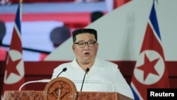 Pemimpin Korea Utara Kim Jong Un berbicara dalam upacara peringatan ke-69 gencatan senjata dalam Perang Korea di Pyongyang, pada 27 Juli 2022. (Foto: KCNA via Reuters)