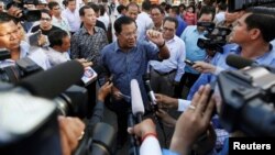 រូបឯកសារ៖ លោក​នាយក​រដ្ឋ​មន្ត្រី ហ៊ុន សែន ថ្លែង​ទៅ​កាន់​អ្នក​សារព័ត៌មាន ក្រោយ​ពី​បាន​ចុះឈ្មោះ​បោះឆ្នាត​ឃុំសង្កាត់ ដែល​នឹង​ធ្វើ​ឡើង​នៅ​ឆ្នាំ​ក្រោយ នៅ​ខេត្ត​កណ្តាល កាលពី​ថ្ងៃព្រហស្បតិ៍ ទី១ ខែកញ្ញា ឆ្នាំ២០១៦។