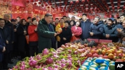 Presiden China Xi Jinping berbicara kepada warga saat ia mengunjungi pasar makanan di Shenyang, Provinsi Liaoning, pada 23 Januari 2025, menjelang Tahun Baru Imlek. (Kantor Berita Xinhua melalui AP)
