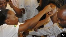 មនុស្ស​ឈរ​ថត​រូប​នៅ​ជិត​ពិព័រណ៍​រូប​សំណាក​សិល្បៈ &laquo;សំបុកឃ្មុំ&raquo; ធ្វើ​ពី​អាលុយមីញ៉ូម ដែល​មាន​កម្ពស់​ ១៧​ម៉ែត្រ​បង្កើត​ឡើង​ដោយ​សិល្បករ​លោក Wolfgang Buttress ។ សំបុកឃ្មុំ​នេះ​ត្រូវ​បាន​ដាក់​បង្ហាញ​នៅ​ក្នុង​សួន Kew Royal Botanic Gardens ភាគ​ខាង​លិច​ក្រុង​ឡុងដ៍។