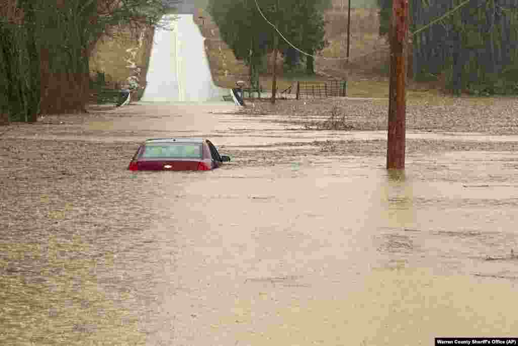 بارندگی و جاری شدن سیلاب چندین ناحیه را در ایالت کنتکی متضرر کرده است.