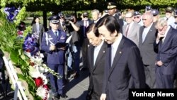 미국을 방문 중인 한국의 윤병세 외교부 장관(오른쪽)과 한민구 국방부 장관이 18일 미국 워싱턴 DC의 한국전쟁 참전용사 기념공원에서 헌화하고 있다.