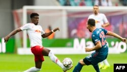 Le défenseur français de Leipzig, Nordi Mukiele, à gauche, et le défenseur allemand de Fortuna Duesseldorf, Niko Giesselmann, se battent pour le ballon lors du match de Bundesliga RB Leipzig contre Fortuna Duesseldorf, le 2 septembre 2018