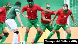 Le Marocain Ahmed Elazouzi tente d'arrêter le Brésilien Ricardinho lors de du match en cécifoot lors des Jeux Paralympiques de Rio 2016, au Brésil, le 9 septembre 2016.