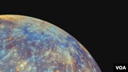 Gambar dari NASA yang diambil dari pesawat Messenger, menunjukkan sebagian permukaan planet Merkurius.