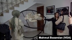 Serginin en çok ilgi çeken bir diğer eseri ise, çember içindeki başsız ve ayaksız kadın heykeli oldu.