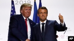 Presiden Donald Trump dan Presiden Perancis Emmanuel Macron usai konferensi pers bersama di KTT G7, 26 Agustus 2019 di Biarritz, France. 