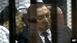 Mantan Presiden Mesir, Hosni Mubarak terlihat tenang ketika hakim membacakan hukuman di Kairo hari Rabu (21/5). 