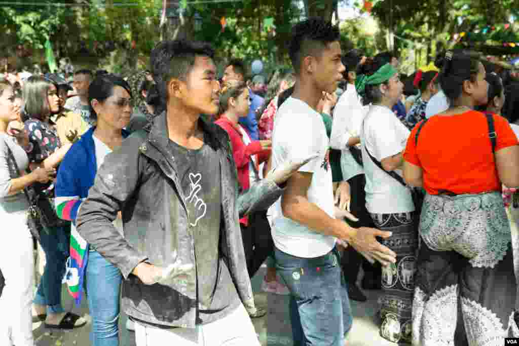 &nbsp;យុវជន​ខ្មែរ​ត្រូវ​បាន​ឃើញ​ប្រឡាក់​ទៅដោយ​ម្សៅ​ពណ៌​ស​នៅ​​រមណីយដ្ឋាន​វត្តភ្នំ អំឡុង​កម្មវិធីសង្រ្កាន្ត​វត្ត​ភ្នំដើម្បី​​អបអរ​ពិធី​បុណ្យ​ចូល​ឆ្នាំ​ប្រពៃណី​ខ្មែរ​នៅ​ក្នុង​ថ្ងៃទីពីរ កាលពី​ថ្ងៃទី​១៥ ខែមេសា ឆ្នាំ២០១៩ ក្នុង​រាជធានី​ភ្នំពេញ ប្រទេស​កម្ពុជា។(ទុំ ម្លិះ/VOA)