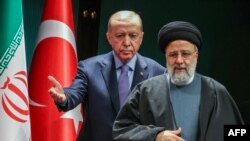 Turkiya prezidenti Rajab Toyyib Erdog'an Eronning marhum prezidenti Ibrohim Raisiy bilan, Anqara, 24-yanvar, 2024. 