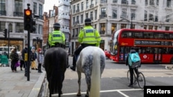 Ridžent Skver u Londonu, dan pošto je premijer Boris Džonson saopštio da od četvrtka stupaju na snagu jednomesečne nove restriktivne mere zbog epidemije koronavirusa. 