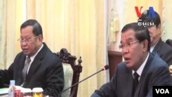 លោក សាយ ឈុំ អគ្គលេខាធិការ​គណបក្ស​ប្រជាជន​កម្ពុជា (ឆ្វេង) និង លោក ហ៊ុន សែន អនុ​ប្រធាន​គណបក្ស​ប្រជាជន​កម្ពុជា ក្នុងពេលជំនួប​កំពូល​លើក​ទីពីរ​ជា​មួយ​គណបក្សសង្គ្រោះជាតិ ក្រោយ​ការបោះឆ្នោត​ នៅថ្ងៃទី ១៧ ខែកញ្ញា ឆ្នាំ២០១៣។