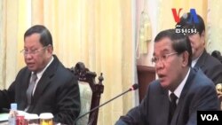 លោក​សាយ ឈុំ (ខាងឆ្វេង)​ ​អគ្គលេខាគណបក្ស​ប្រជាជន​​កម្ពុជា និង​លោកហ៊ុន​ សែន​ អនុ​ប្រធាន​គណបក្ស​​​​ក្នុង​​​ពេល​ចរចា​ជាមួយ​គណបក្ស​សង្គ្រោះ​ជាតិ។​​​