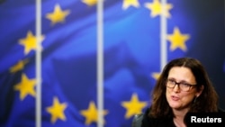 រូបឯកសារ៖ លោក​ស្រី​ Cecilia Malmstrom ​ស្នងការ​ពាណិជ្ជកម្ម​សហភាព​អឺរ៉ុប​ ថ្លែងនៅទីស្នាក់ការគណៈកម្មការសហភាពអឺរ៉ុបនៅទីក្រុងប៊្រុចសែល ប្រេសបែលហ្សិក កាលពីថ្ងៃទី១៥ ខែមករា ឆ្នាំ២០១៨។