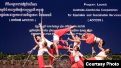 សិល្បៈករមួយក្រុមដែលខ្លះជាជនពិការ សម្តែងនៅក្នុងកម្មវិធីសម្ពោធ​ដាក់​ដំណើរការ​កម្មវិធី​សហប្រតិបត្តិការ​អូស្ត្រាលី-កម្ពុជា ដើម្បី​ការ​ផ្តល់​សេវា​ប្រកប​ដោយ​និរន្តរភាព និង​សមធម៌ ឬហៅថា (ACCESS) នៅ​រាជធានី​ភ្នំពេញ ថ្ងៃទី២១ ខែមីនា ឆ្នាំ២០១៩។ (រូបថត៖ ស្ថានទូតអូស្ត្រ