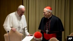 Le pape Francois avec le Cardinal Peter Erdo de la Hongrie au Vatican, 24 octobre, 2015.