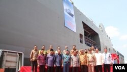 Wapres RI Jusuf Kalla melepas ekspor perdana kapal perang SSV BRP TARLAC (LD-601) pesanan Filipina di PT PAL Indonesia di Surabaya, Sabtu, Minggu, 8 Mei 2016. (VOA/Petrus Riski)