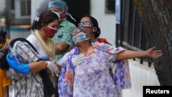 დელის ერთ-ერთ საავადმყოფოსთან ქალი გარდაცვლილ ვაჟიშვილს გლოვობს