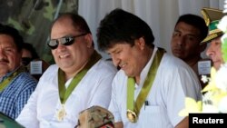 Menteri Dalam Negeri Bolivia Carlos Romero (kiri) saat mendampingi Presiden Bolivia Evo Morales di sebuah acara di Chimore, Bolivia, 26 Oktober 2019. (Foto: Reuters)