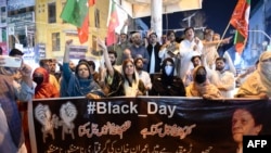  شماری از حامیان عمران خان، صدراعظم پیشین پاکستان، پس از آن دست به اعتراض زدند که خان از سوی محکمه به سه سال زندان محکوم شد