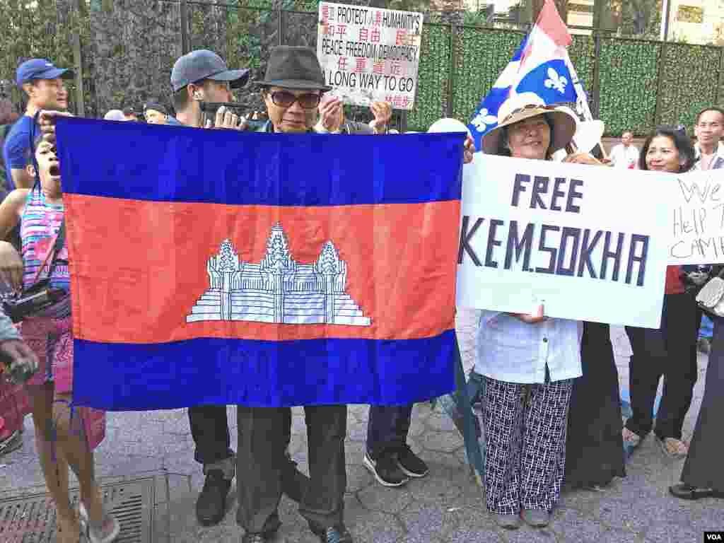 ពលរដ្ឋ​ខ្មែរ​អាមេរិកាំង​មកពី​តាម​បណ្តា​រដ្ឋ​ជាច្រើន​នៅ​សហរដ្ឋ​អាមេរិក បាន​ធ្វើ​បាតុកម្ម​នៅមុខ​ការិយាល័យ​អង្គការ​សហប្រជាជាតិ នៅថ្ងែសុក្រ ទី២២ ខែកញ្ញា ដើម្បី​ទាមទារ​ឲ្យ​លោក​អគ្គលេខាធិការ​អ.ស.ប ជួយ​ដោះស្រាយ​បញ្ហា​នៅ​កម្ពុជា។ (ប៉ូច រាសី/VOA)