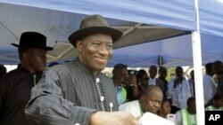 Shugaban Najeriya Goodluck Jonathan yana kada kuri'a a kauyensu Otuoke, jihar Bayelsa, April 16, 2011.
.